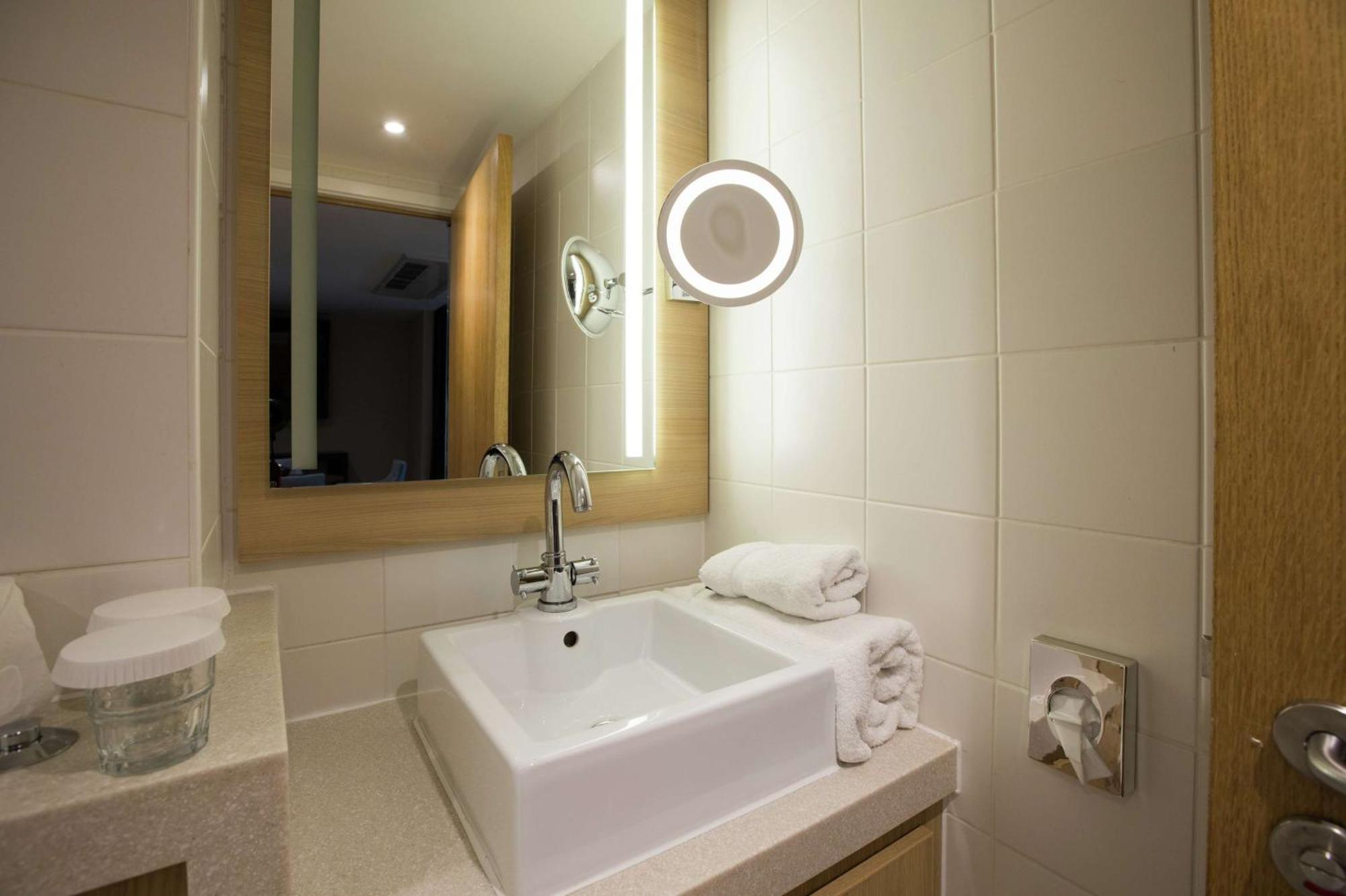Отель Doubletree By Hilton Coventry Building Society Arena Экстерьер фото